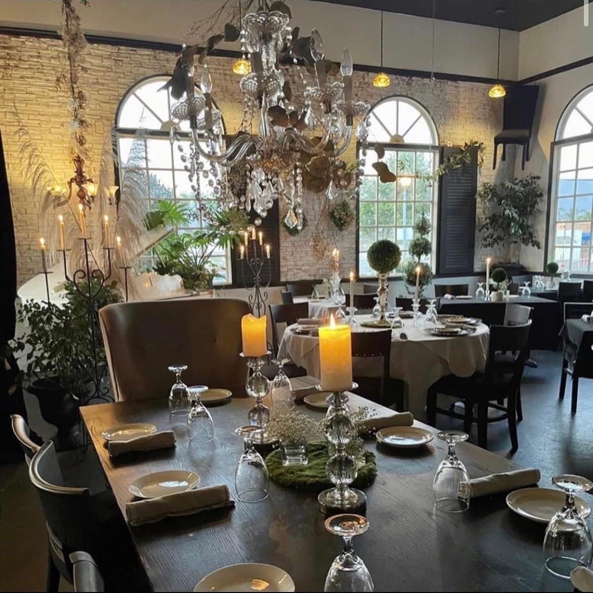 Chandelier Lounge Cuisine